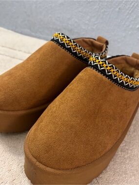 Mudd Tan Faux Suede Platform Mules with Black & Yellow Trim SZ 7 Stormy  Boho